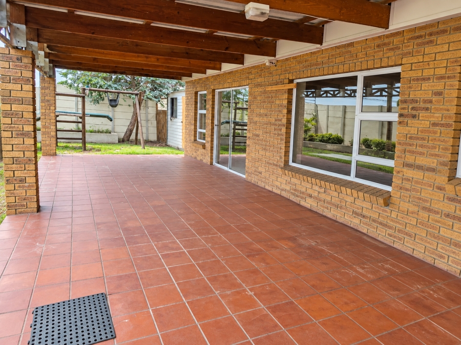 To Let 4 Bedroom Property for Rent in Rouxville Western Cape